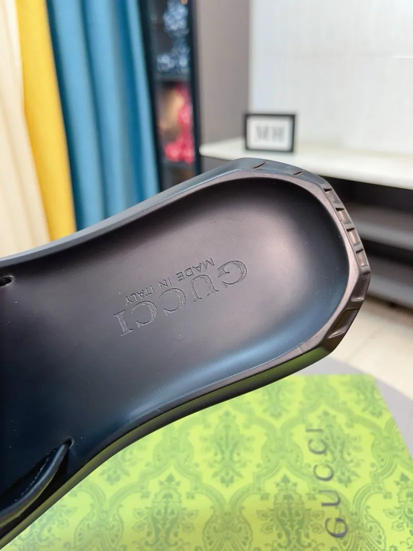 Men's shoes 💰260🌹🌹 (gucci-Gucci) New men's slippers, high-end boutique, made of cowhide, with exquisite embossed logo decoration on the upper, fine workmanship, super soft soles, casual, loose and comfortable, a must-have in summer! \nsize：38-44